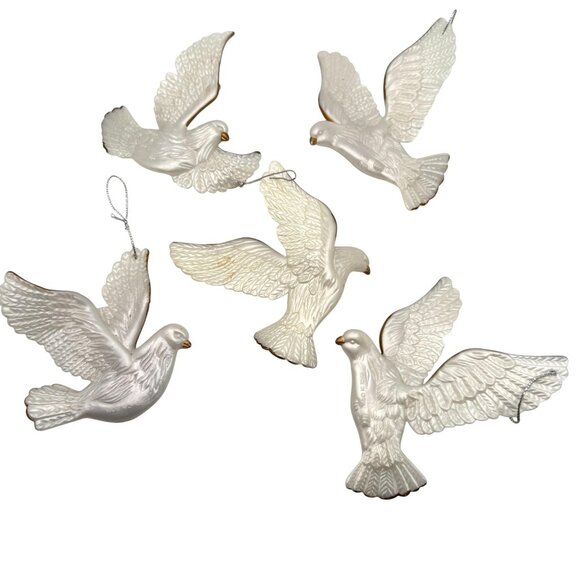 5 Pc Vintage White Opalescent Hard Plastic Turtle Dove Christmas Ornaments Vtg - Picture 1 of 10
